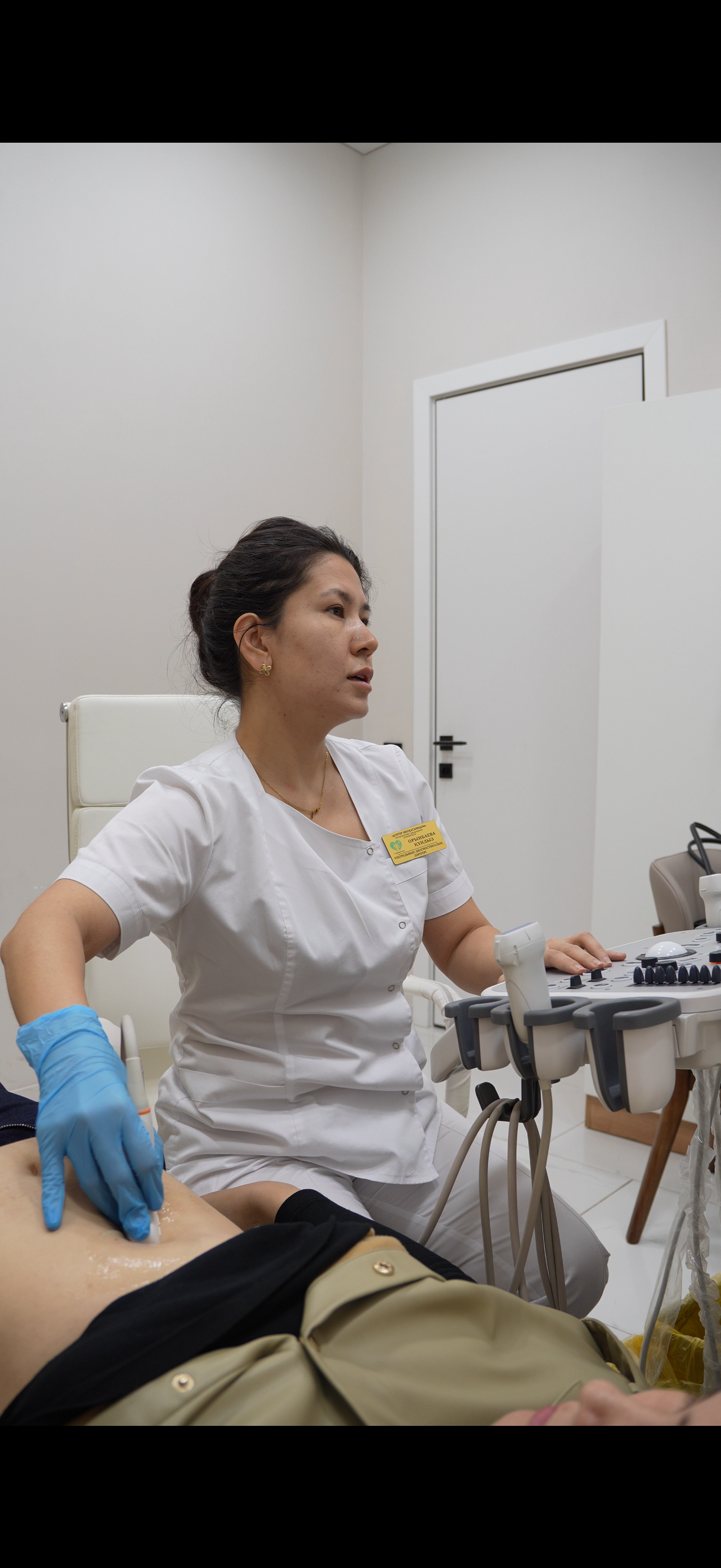 Специалист Dr.Abilkasimkizi clinic проводит диагностику